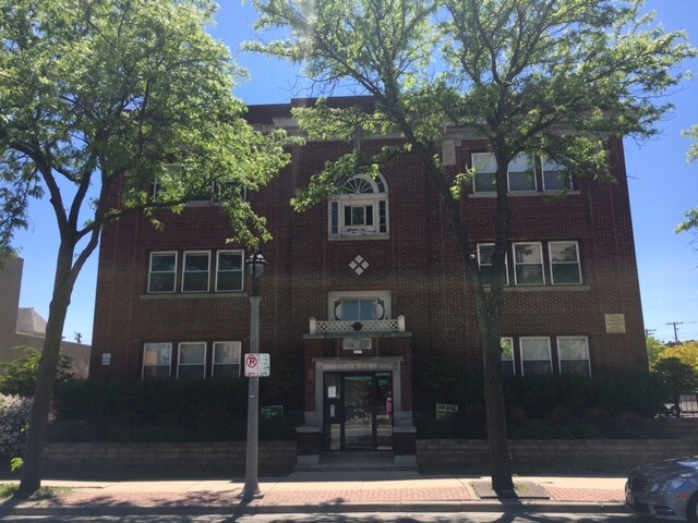 2217 W Wisconsin Ave, Milwaukee, WI à vendre - Photo de l’immeuble – Image 2 sur 3