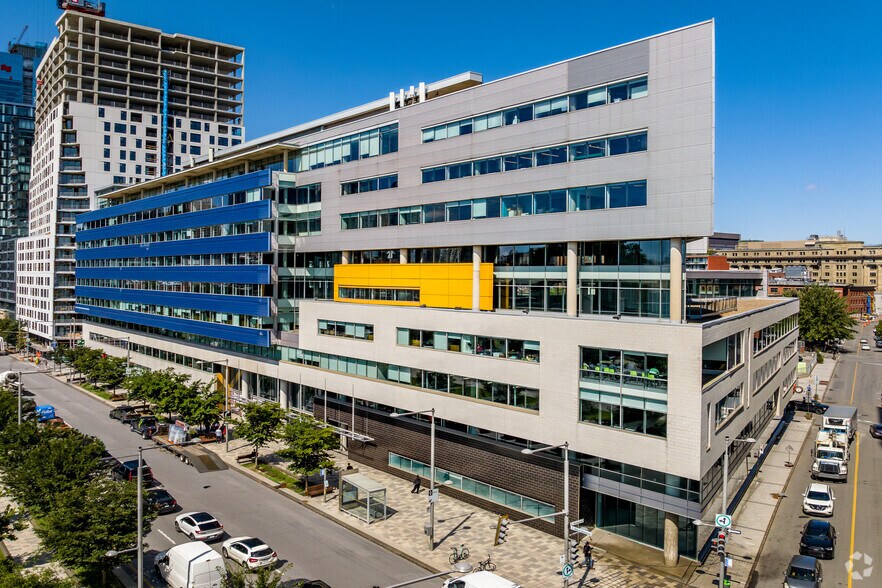 111 Boul Robert-Bourassa, Montréal, QC à louer - Photo principale – Image 1 sur 4