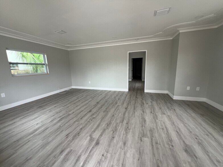 541 49th St S, Saint Petersburg, FL à louer - Photo intérieure – Image 3 sur 18