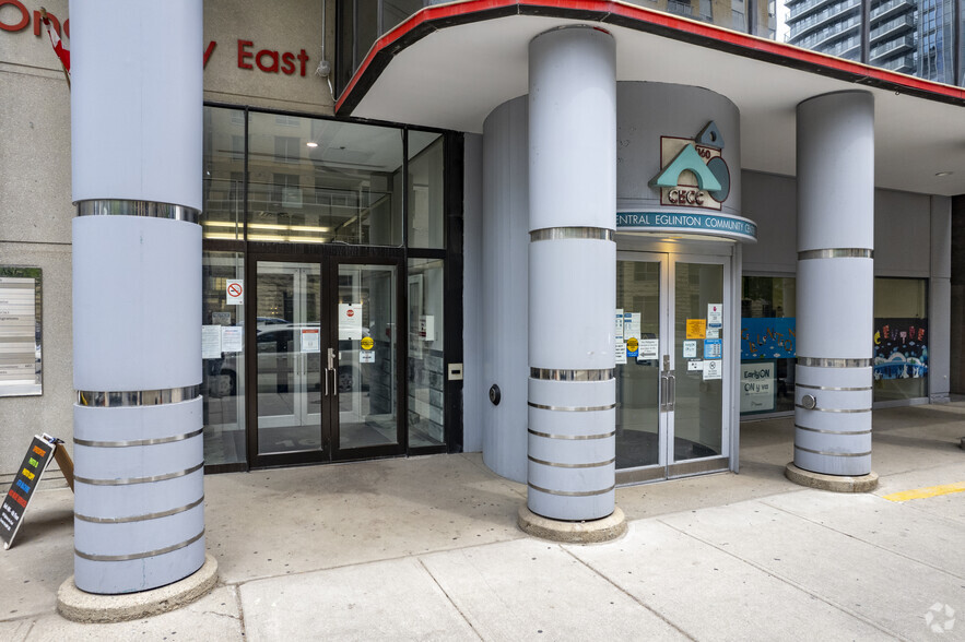 160 Eglinton Ave E, Toronto, ON à louer - Photo de l’immeuble – Image 3 sur 4