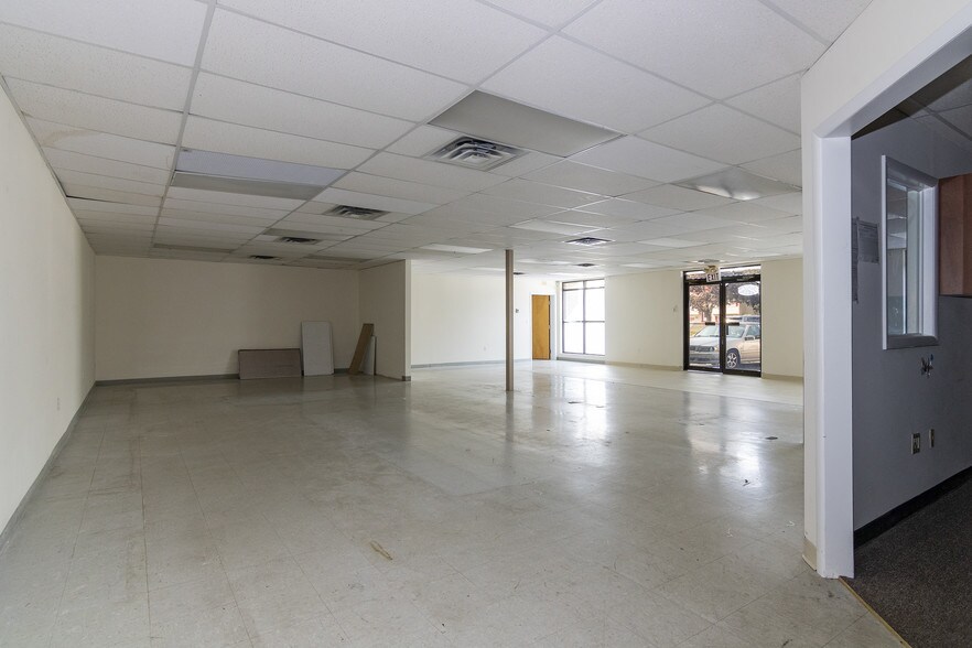 1314 Englishtown Rd, Old Bridge, NJ à vendre - Photo intérieure – Image 3 sur 14