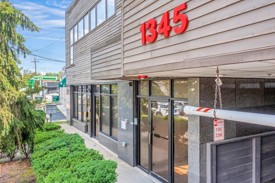1345 Queen Anne Rd, Teaneck, NJ à louer - Photo de l’immeuble – Image 3 sur 18