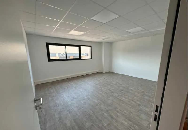 Local d’activités dans Le Haillan à louer - Photo intérieure – Image 2 sur 3