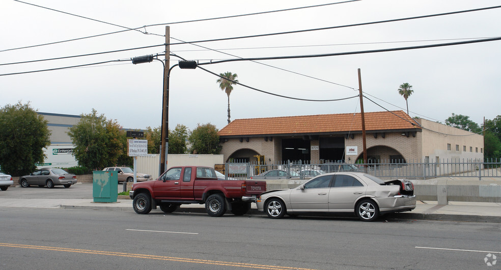 16729 Saticoy St, Van Nuys, CA à louer - Photo de l’immeuble – Image 3 sur 4