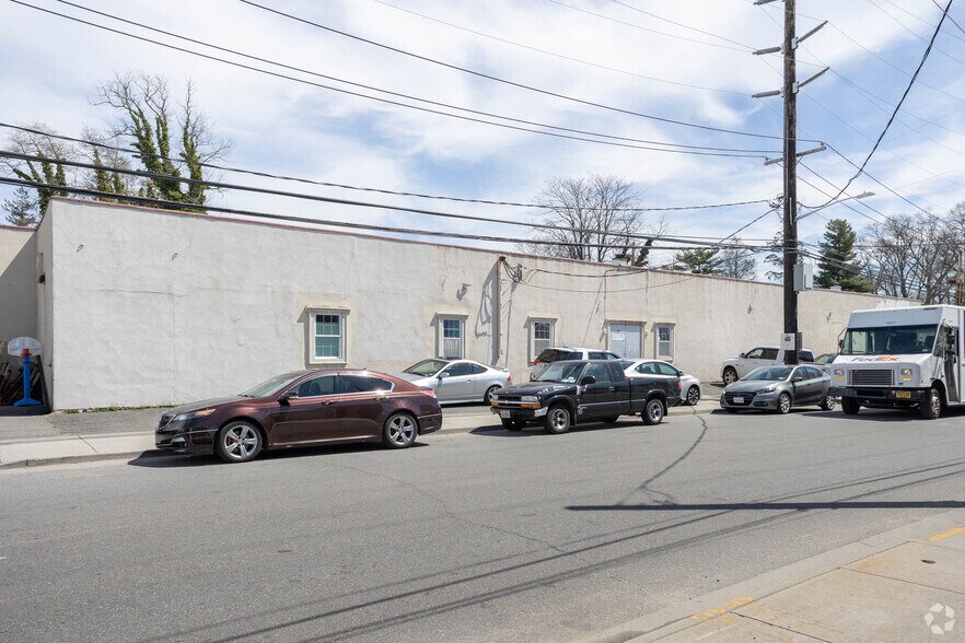 59 Hempstead Gardens Dr, West Hempstead, NY à louer - Photo de l’immeuble – Image 3 sur 5