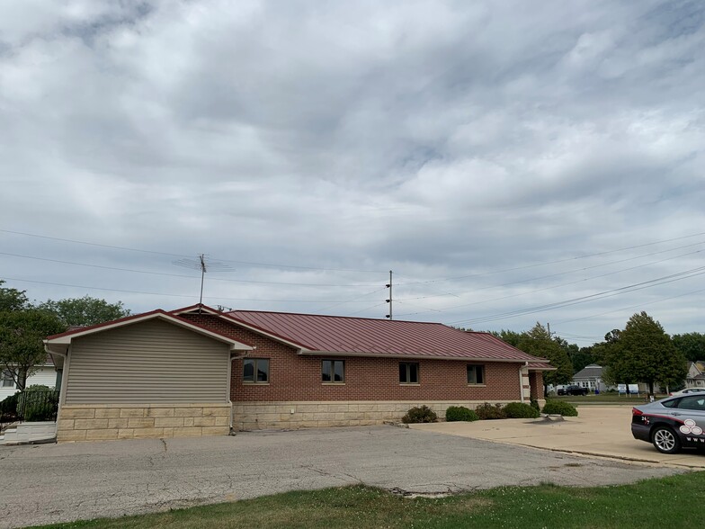 300 Rock Island Rd, Oelwein, IA à louer - Photo de l’immeuble – Image 3 sur 9