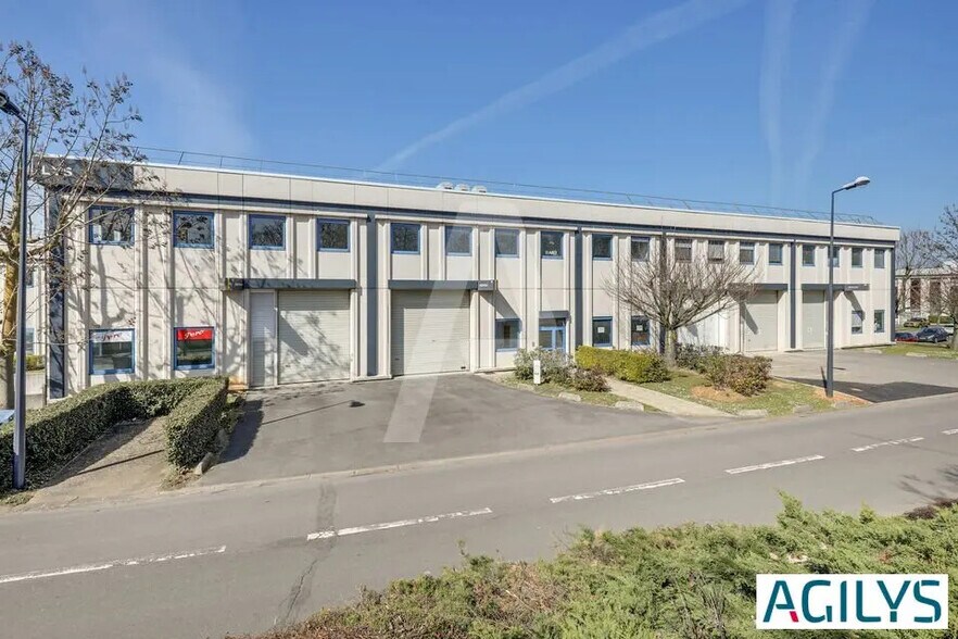 Local d’activités dans à louer - Photo de l’immeuble – Image 1 sur 5