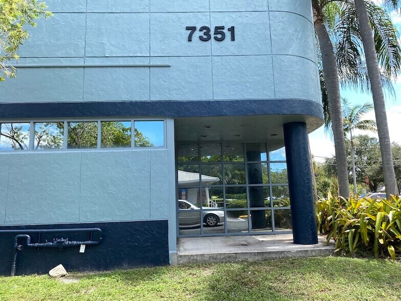7351 W Oakland Park Blvd, Fort Lauderdale, FL à louer - Photo de l’immeuble – Image 2 sur 34