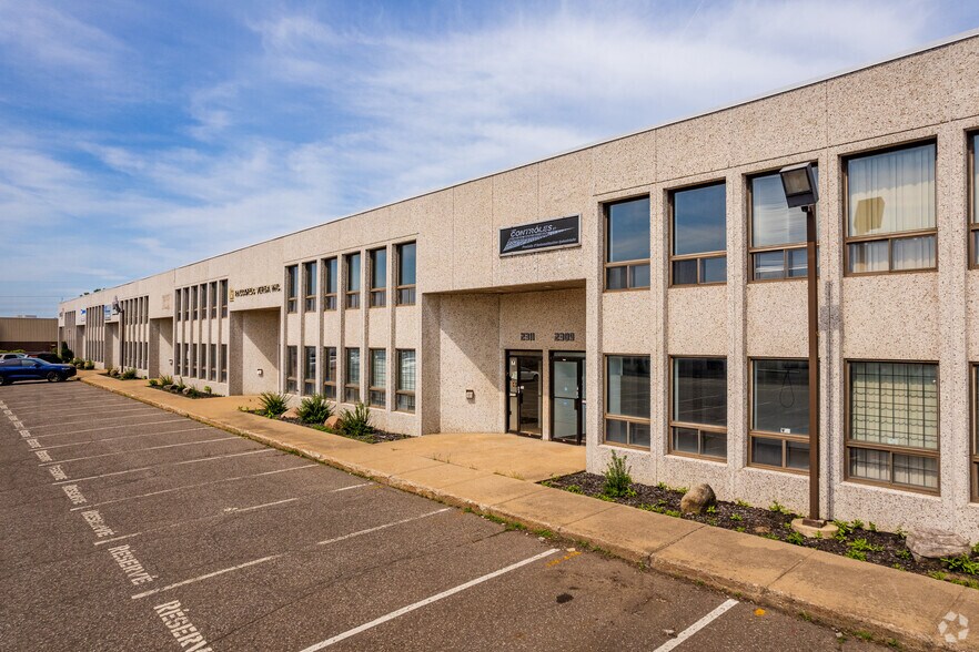 2403-2467 Rue Guénette, Saint-Laurent, QC à louer - Photo de l’immeuble – Image 3 sur 14
