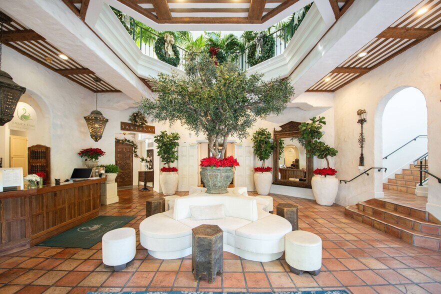 6711 Forest Lawn Dr, Los Angeles, CA à louer - Hall d’entrée – Image 3 sur 7