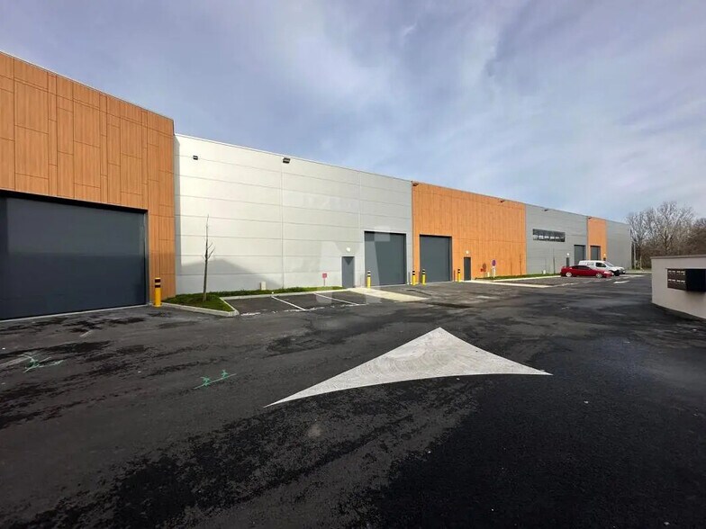 Local d’activités dans Grigny à louer - Photo de l’immeuble – Image 1 sur 11