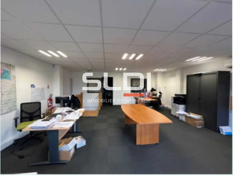 Bureau dans Décines-Charpieu à louer - Photo de l’immeuble – Image 3 sur 9