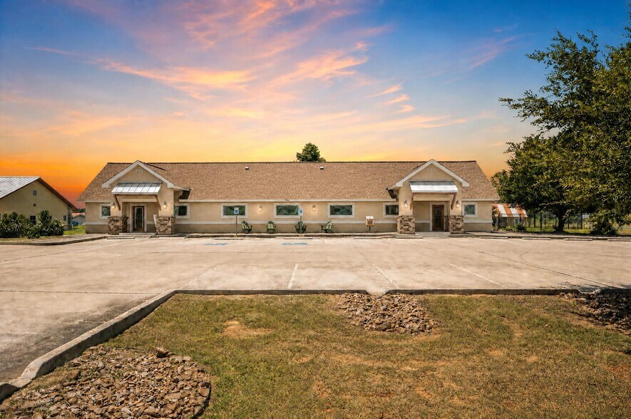 140 Paloma Dr, Floresville, TX à louer - Photo de l’immeuble – Image 1 sur 63