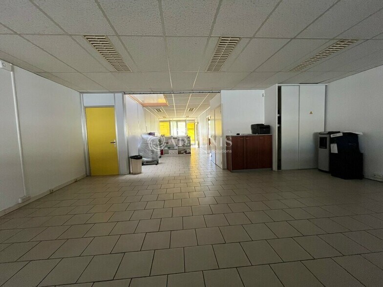 Local d'activités dans Voisins-le-Bretonneux à vendre - Photo intérieure – Image 3 sur 6