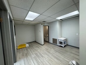 9856A 33 Av NW, Edmonton, AB à louer Photo intérieure– Image 2 sur 9