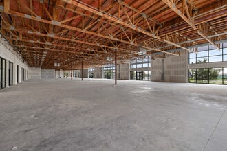 2010 E Warner Ave, Santa Ana, CA à louer Photo de l’immeuble– Image 1 sur 15