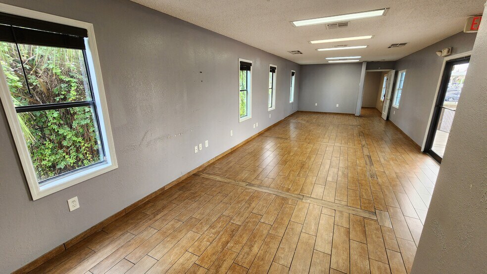 856 E Busch Blvd, Tampa, FL à louer - Photo de l’immeuble – Image 2 sur 30