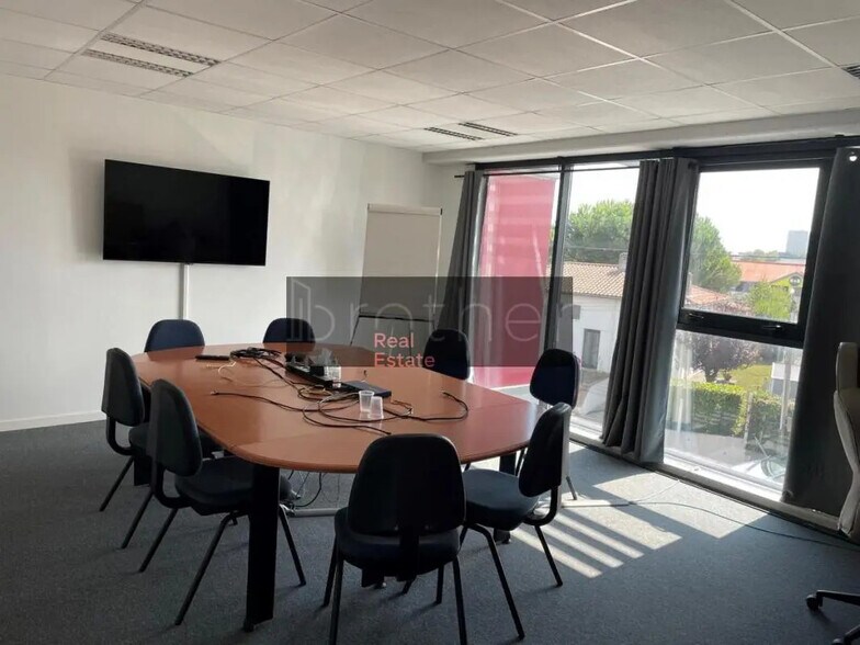 Bureau dans Lormont à louer - Photo de l’immeuble – Image 1 sur 8