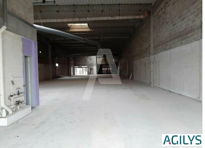 Local d’activités dans Coignières à louer - Photo de l’immeuble – Image 2 sur 5