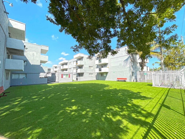 13300 Alexandria Dr, Opa Locka, FL à vendre - Photo de l’immeuble – Image 1 sur 20