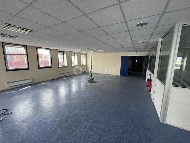 Bureau dans Montigny-le-Bretonneux à louer - Photo de l’immeuble – Image 1 sur 5