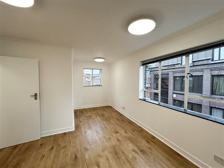 40 Great Portland St, Londres à louer - Photo de l’immeuble – Image 3 sur 10
