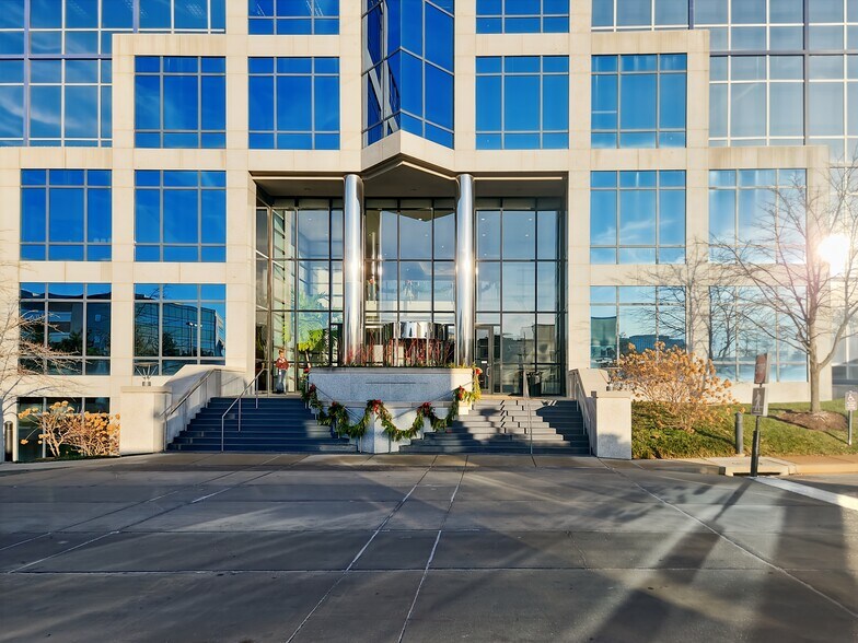 2 Cityplace Dr, Creve Coeur, MO à louer - Photo de l’immeuble – Image 3 sur 29