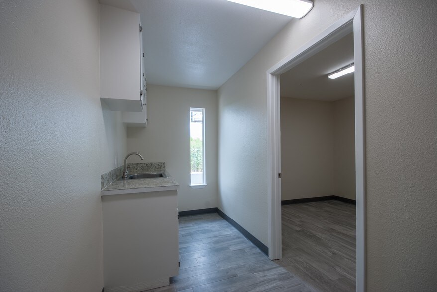 1106 College St, Bastrop, TX à louer - Photo intérieure – Image 2 sur 12