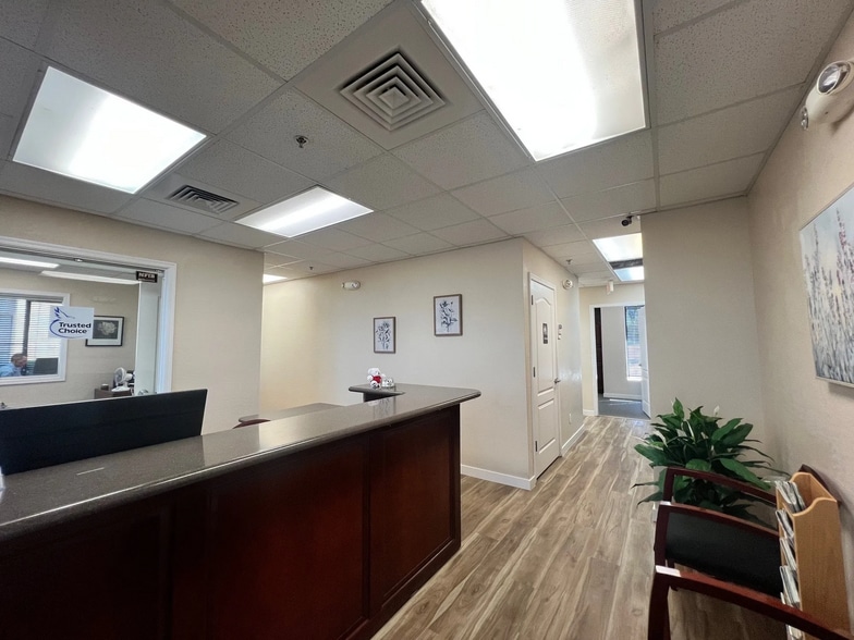 7165 E University Dr, Mesa, AZ à louer - Photo intérieure – Image 2 sur 10