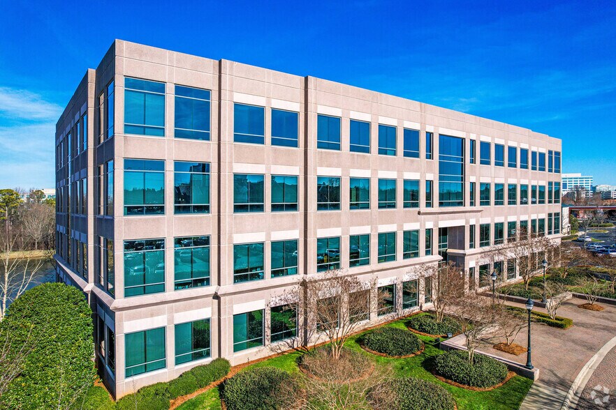 15720 Brixham Hill Ave, Charlotte, NC à louer - Photo de l’immeuble – Image 1 sur 11