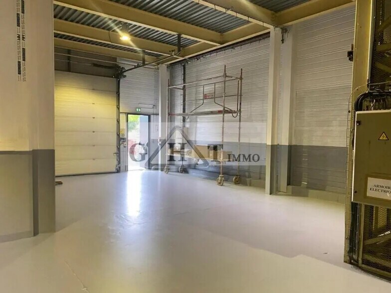 Industriel/Logistique dans Lisses à louer - Photo de l’immeuble – Image 1 sur 9
