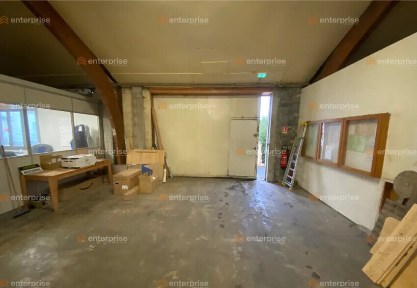 Local d’activités dans Comines à louer - Photo de l’immeuble – Image 3 sur 6