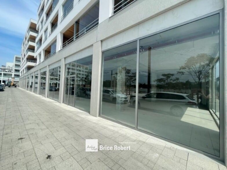 Place Jean Raby, Bron à vendre - Photo de l’immeuble – Image 2 sur 5