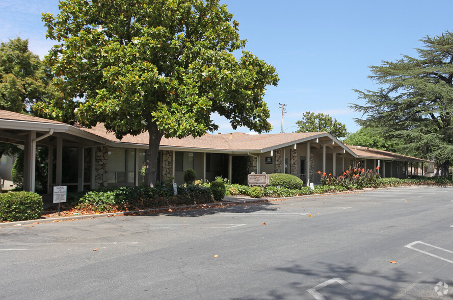 803 Coffee Rd, Modesto, CA à vendre - Photo de l’immeuble – Image 2 sur 11