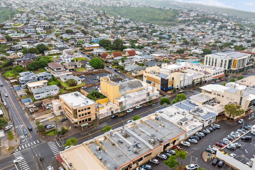 3588 Waialae Ave, Honolulu, HI à vendre - Aérien – Image 2 sur 3
