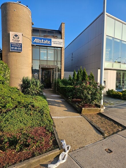 256-10 Union Tpke, Glen Oaks, NY à louer - Photo de l’immeuble – Image 1 sur 6