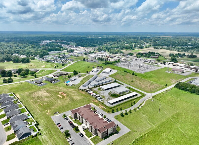 96 Phoenix Dr, Cadiz, KY à vendre - Photo principale – Image 1 sur 8