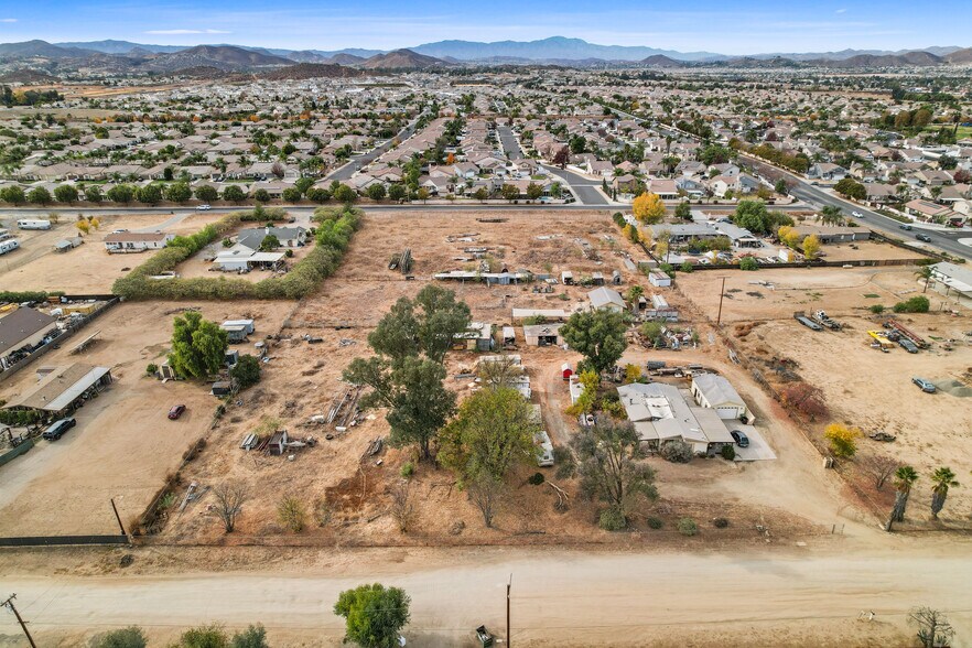 30581 Old Windmill Rd, Menifee, CA à vendre - Photo de l’immeuble – Image 2 sur 15