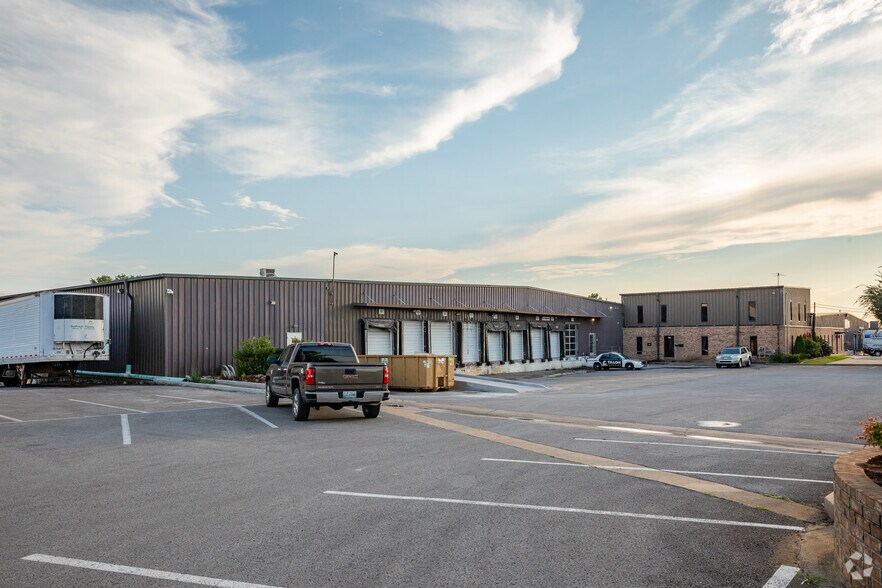 700 Swan Dr, Smyrna, TN à louer - Photo de l’immeuble – Image 1 sur 4