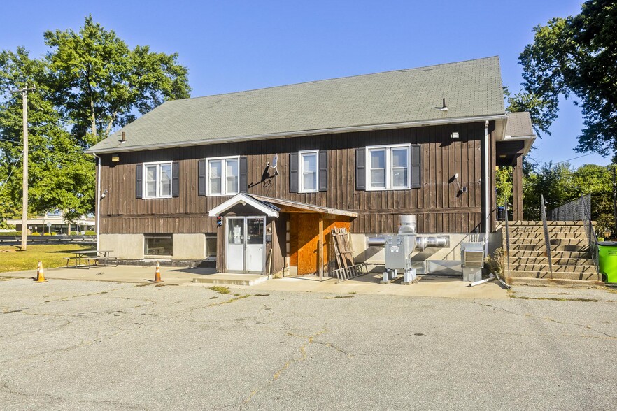 52 Gladdu Ave, Chicopee, MA à vendre - Photo de l’immeuble – Image 1 sur 31