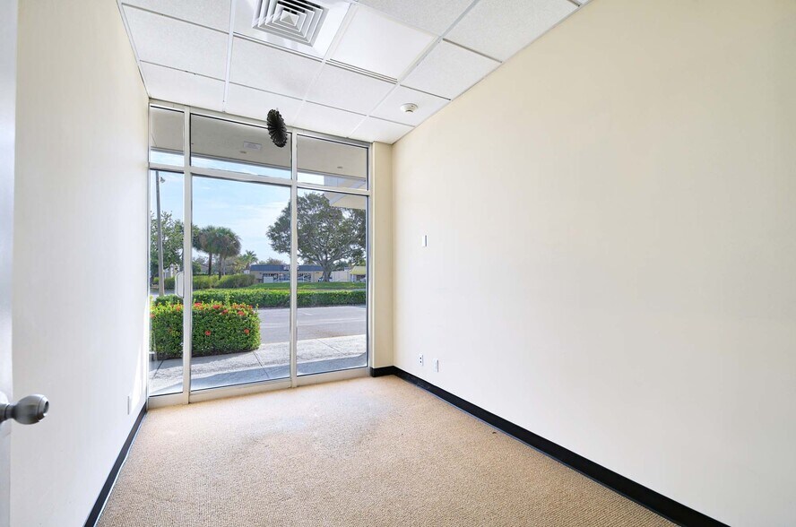 3411 Tamiami Trl N, Naples, FL à vendre - Photo intérieure – Image 3 sur 29
