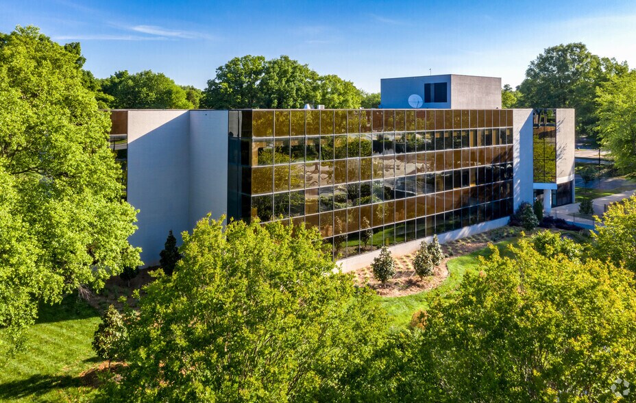 5600 77 Center Dr, Charlotte, NC à louer - Photo de l’immeuble – Image 2 sur 15