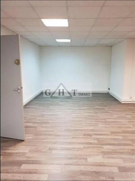 Bureau dans Neuilly-sur-Marne à louer - Photo de l’immeuble – Image 1 sur 2
