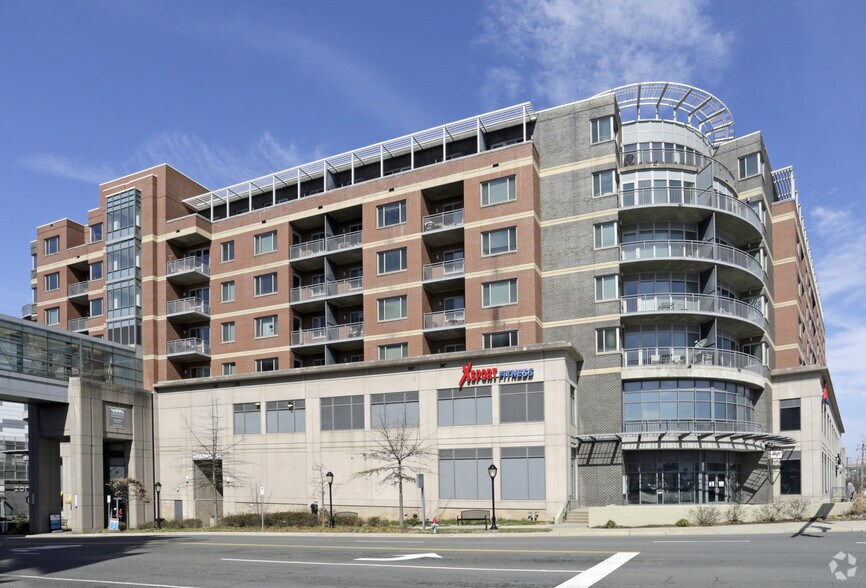 8191 Strawberry Ln, Falls Church, VA à louer - Photo de l’immeuble – Image 2 sur 7