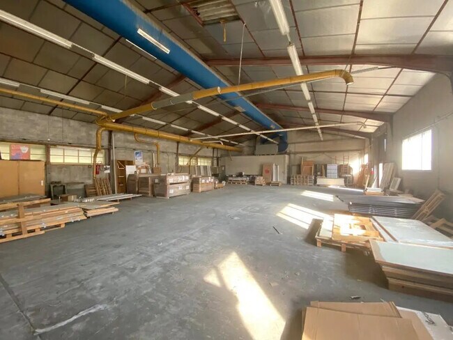 Plus de détails pour Local d'activités à louer