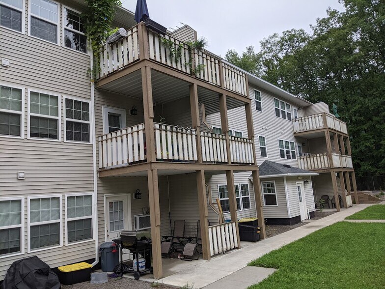 39 Village Cir, Ithaca, NY à vendre - Photo de l’immeuble – Image 2 sur 13