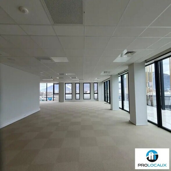 Bureau dans Grenoble à louer - Photo de l’immeuble – Image 3 sur 12