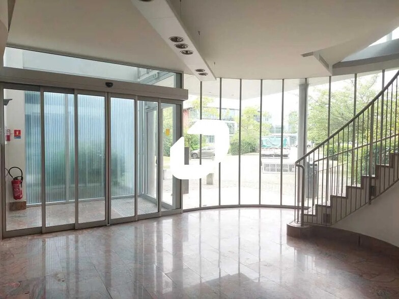 Bureau dans Voisins-le-Bretonneux à vendre - Photo de l’immeuble – Image 2 sur 10