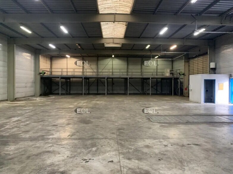 Local d’activités dans Colombes à louer - Photo de l’immeuble – Image 2 sur 8