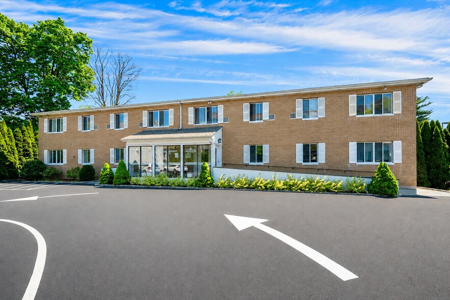 27 Oak St, Stamford, CT à louer - Photo de l’immeuble – Image 1 sur 18